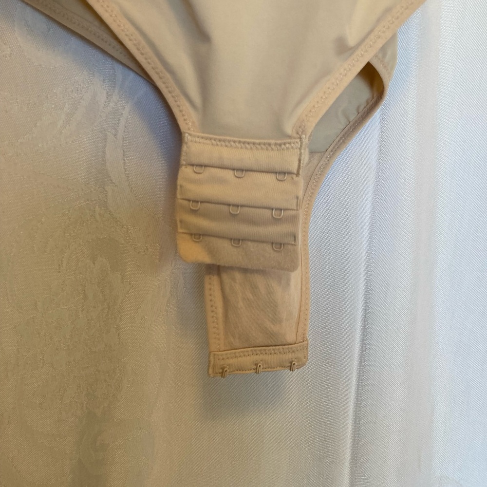 Maidenform Size Medium Beige Shapewear Bodysuit Adjustable - Picture 6 of 6